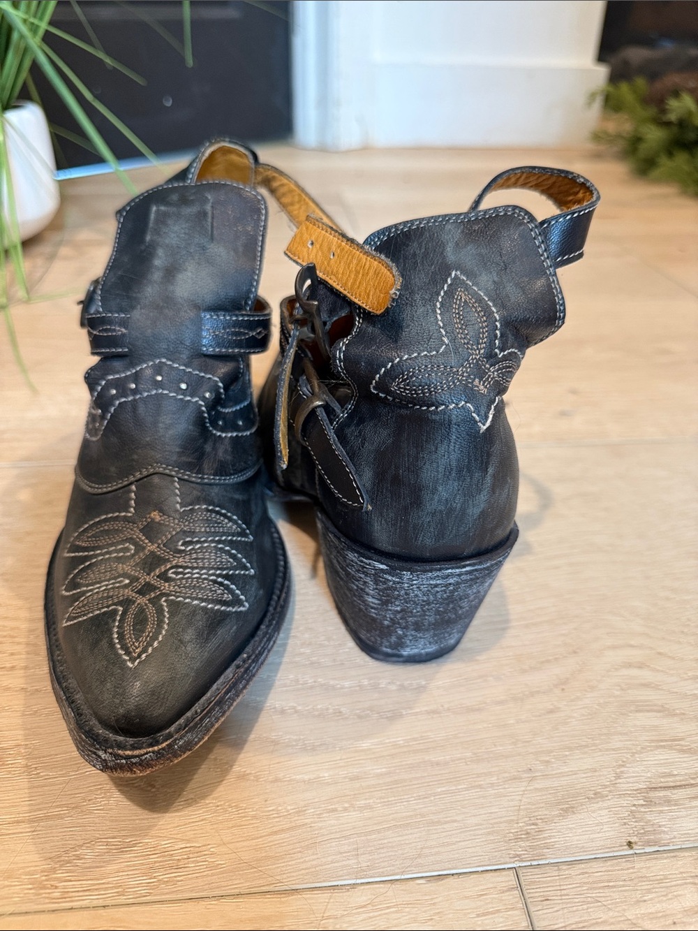 Old Gringo Black Distressed Leather Western Ankle Boots size 7 never worn